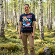 Frau mit navy T-Shirt - Waldszene