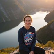 Frau mit Norge Pullover - Fjord