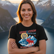 Frau mit schwarzem T-Shirt - Fjordlandschaft