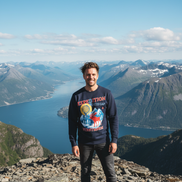 Mann mit Expedition Pullover - Berggipfel