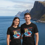 Paar in North Cap-Shirts - Küstenlandschaft
