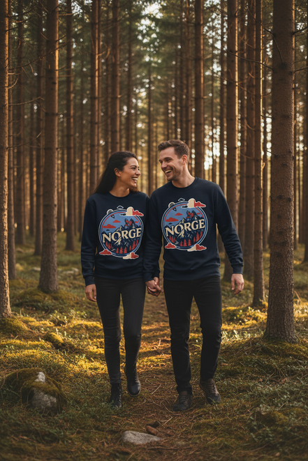 Paar mit Norge Pullovern - Wald