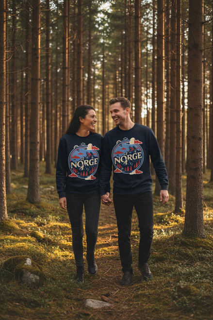 Paar mit Norge Pullovern - Wald